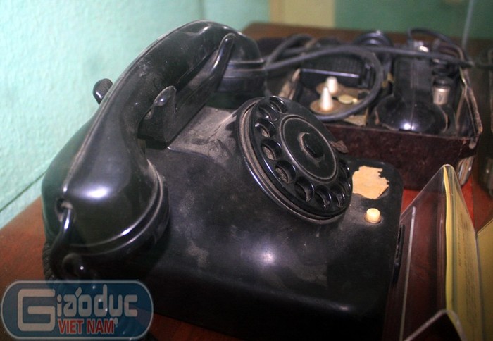 Loại điện thoại được Bộ Tư lệnh Thông tin liên lạc lắp đặt tại Nhà D67, Đại tướng Võ Nguyên Giáp đã sử dụng để chỉ đạo các chiến trường trong kháng chiến chống Mỹ từ năm 1968 đến năm 1975.